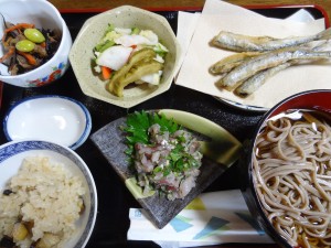 蕎麦　さざえ飯　鯵のタタキ　サヨリのから揚げ　ひじきの煮物