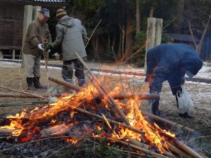 総社神社　境内で　どんど焼き