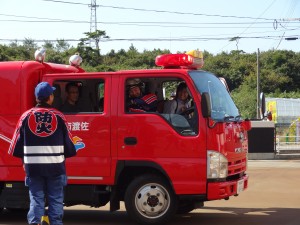 消防車に乗って　会場内を一周