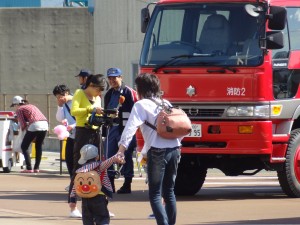 防車だ～　ママ早く行こう