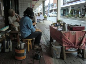 お客様もくつろいで　コーヒーを一杯